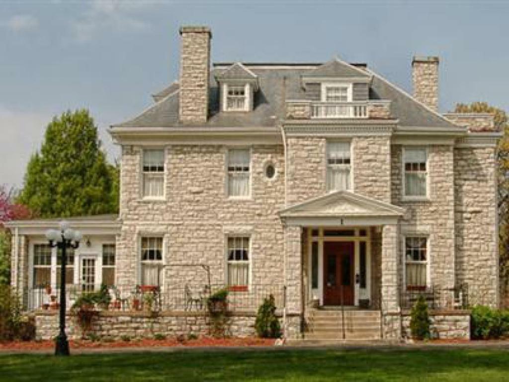 HAWTHORN BED AND BREAKFAST ::: INDEPENDENCE, MO ::: COMPARE HOTEL RATES